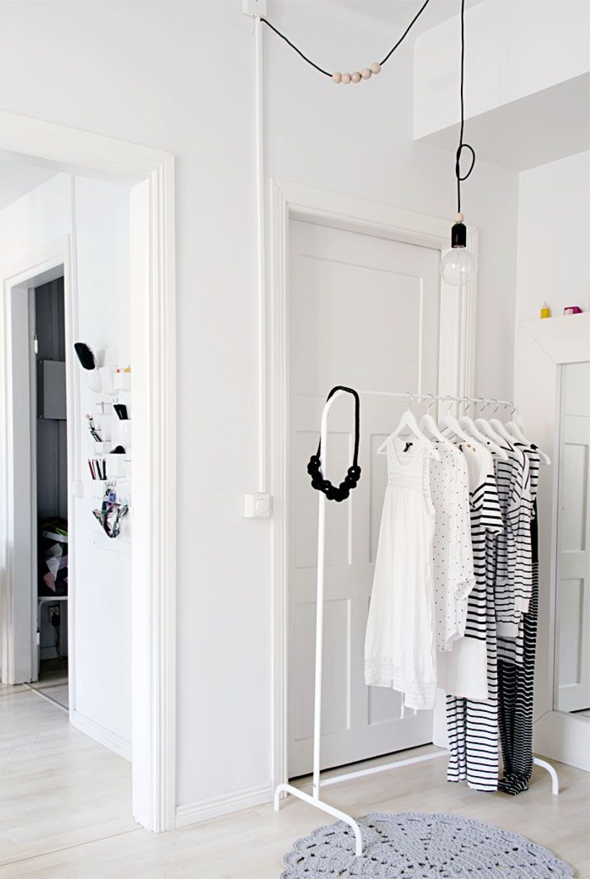 Jak przechowywać ubrania w mieszkaniu bez szafy? – LEMONIZE.ME (27671)