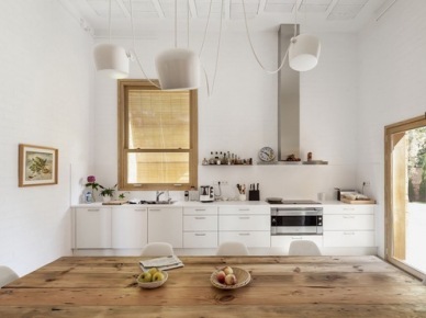 Skandynawska biała kuchnia z drewnianym stołem i szarym francuskim kredensem (22902)