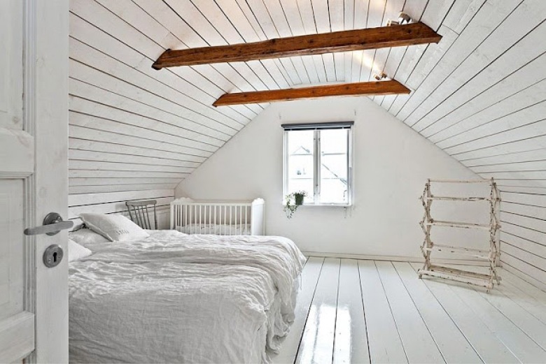 Biala sypialnia na poddaszu z drewnianymi belkami (21572)
