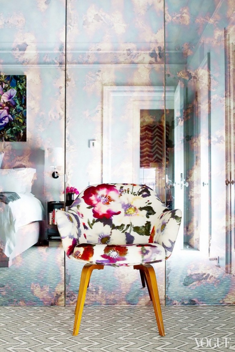 Piękną i świeżą sypialnię urządzoną w jasnym kolorze ożywiają znacząco kolorowe dodatki. Fotel z kwiatowym obiciem i żółtymi nogami przyciąga do siebie uwagę. Subtelny wzór na szklanej ścianie wnosi do wnętrza oryginalny...