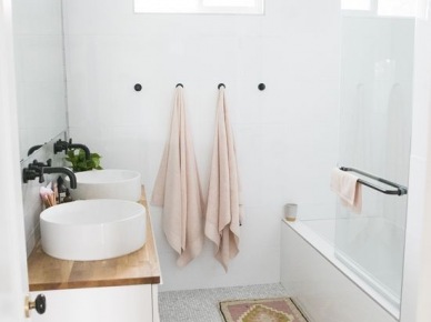 Pastelowa aranżacja łazienki z ozdobnym dywanikiem (55019)