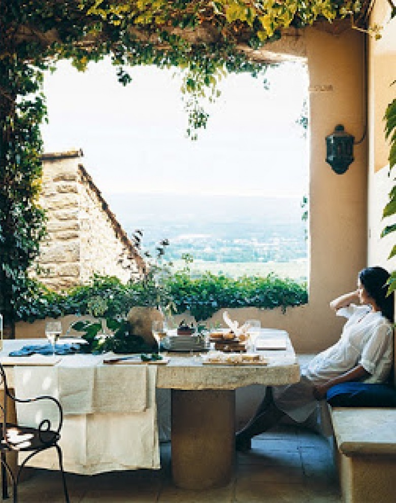 inspiracje latem, czyli jak odpoczywać przy letnim stole na balkonie, tarasie i w ogrodzie.
