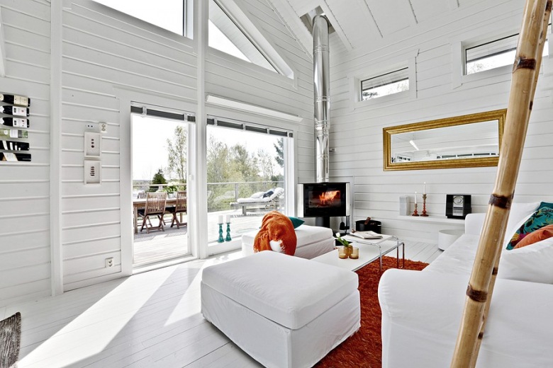 prosty i rozświetlony dom nad Bałtykiem, to skandynawska ostoja na czas wakacji. Białe deski wewnątrz, na zewnątrz w...