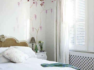 Francuskie łóżko i oliwkowo-różowy porcelanowy  żyrandol w białej sypialni (21786)