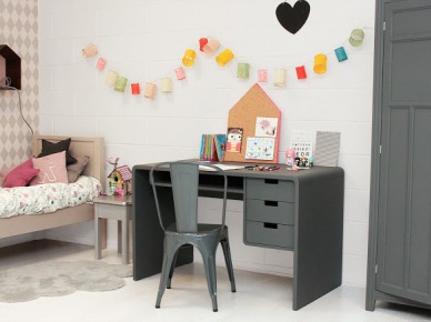 11 pomysłów na biurko w pokoju dziecięcym - każdy widzi to inaczej, ale najlepiej, aby biurko było odpowiedniej wielkości a przy okazji pasowało do całego wystroju w pokoju dziecięcym. Będzie miło i pożytecznie, co na pewno docenią...