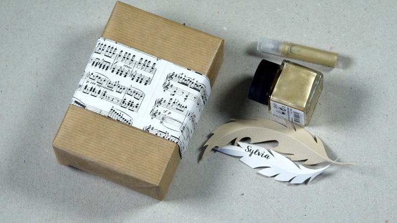 Prezenty i papierowe piórka jako etykiety w projekcie DIY (50968)