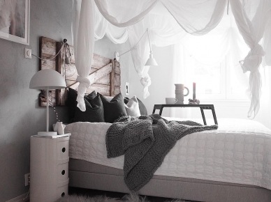 Biały baldachim i drewniane wezgłowie w sypialni (52453)