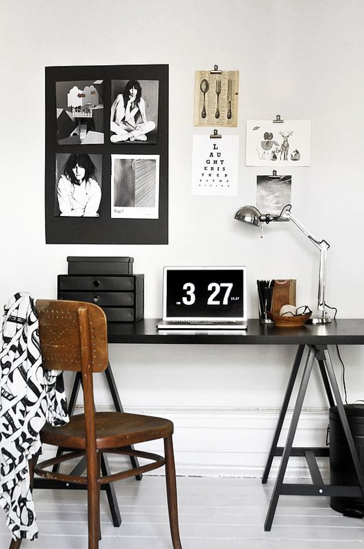 Czarne biurko na kozlach w stylu skandynawskim,czarne pudelka na biurowe akcesoria,metalowa lampka biurkowa,czarna tablica z fotografiami, i drewniane krzesło przy biurku (26128)