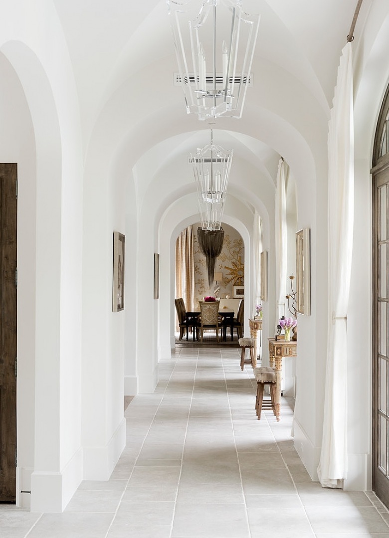 piękne wejście i korytarz w rustykalnym stylu, ale w łagodnym i subtelnym wydaniu - całość na tle nieskazitelnej bieli....
