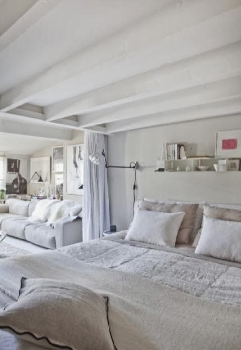 Biało-beżowa sypialnia pod antresolą z zasłonami oddzielającymi je od otwartego salonu (24954)