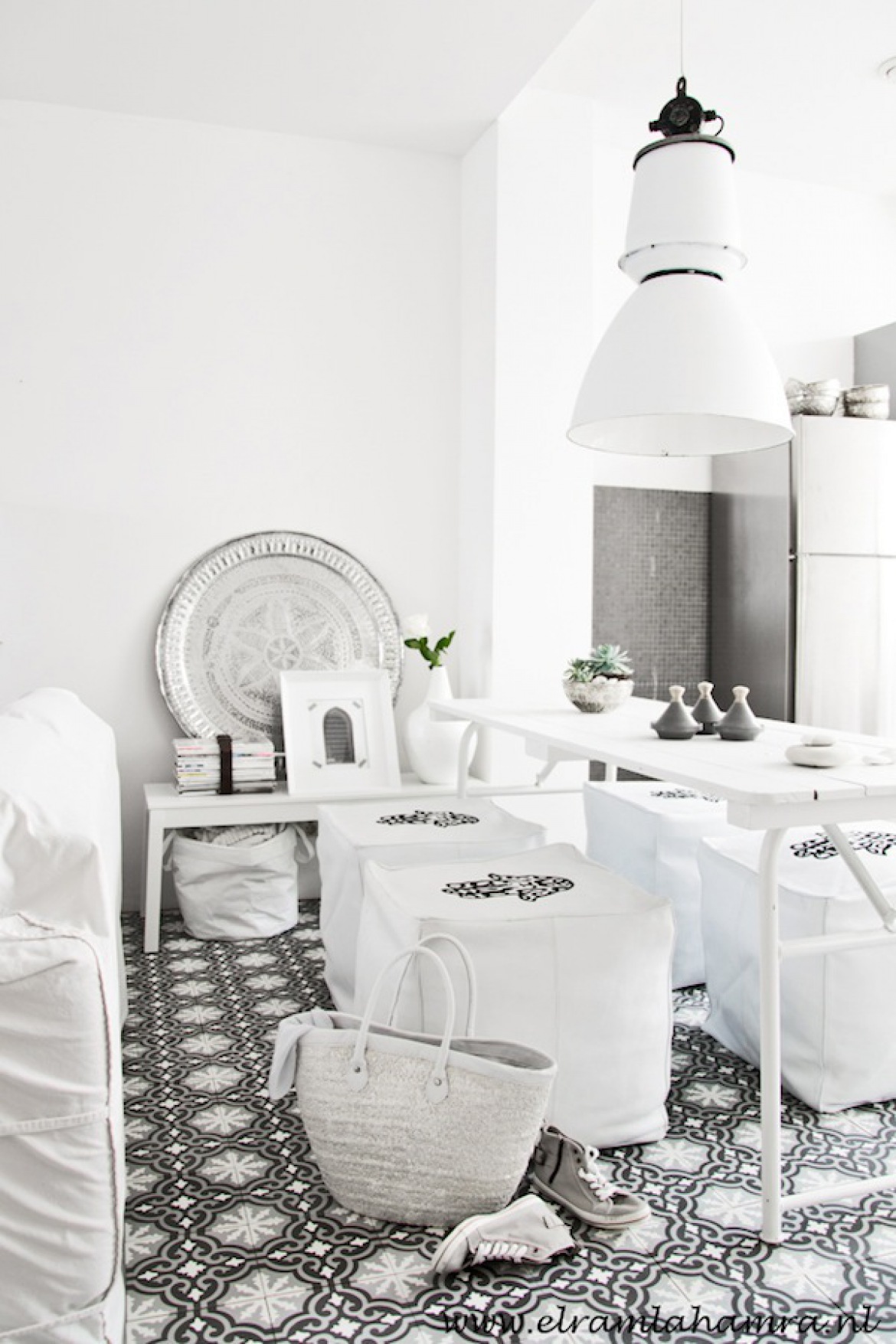 Marokańskie czarno-białe płytki na podłodze,srebrna taca matrokanska i duza biała lampa pendant nad stolem w jadalni (25645)