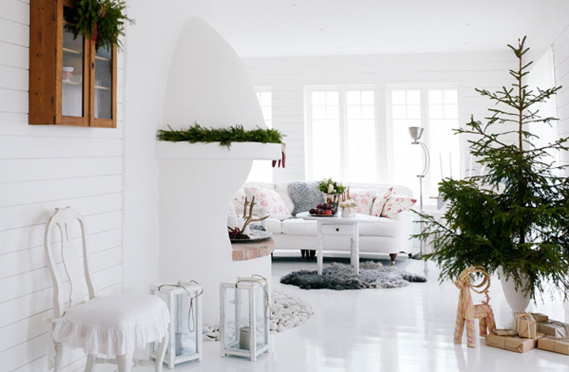 Biały salon z kominkiem w zielonej świątecznej dekoracji (19950)