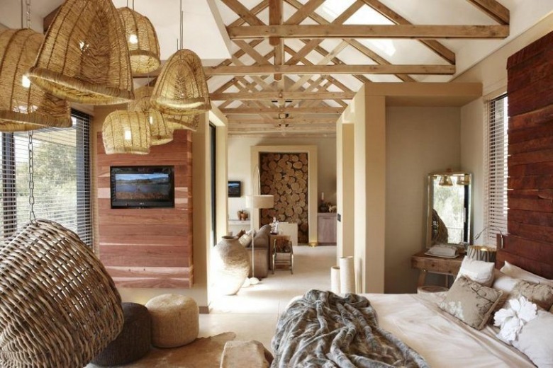 oryginalna sypialnia pełna etnicznych dekoracji w drewnie - lampy z afrykańskich materiałów są niepowtarzalne i bardzo...