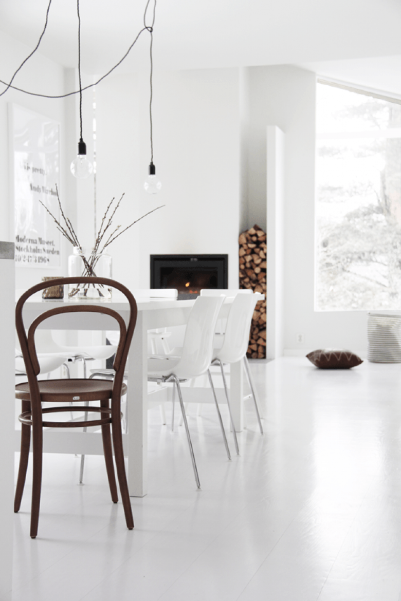 Żarówki na kablu w białym salonie z kominkiem w minimalistycznym stylu (22652)