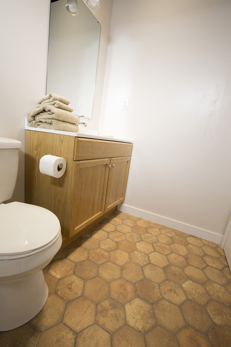 Aranżacja dość niezagospodarowanej łazienki, która po remoncie zyskuje całkiem inny charakter stylu skandynawskiego!