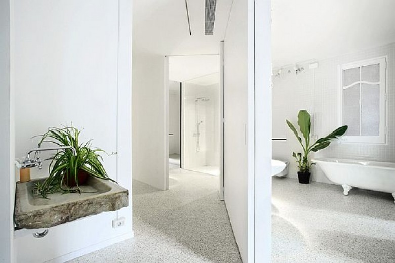 biały apartament ma nie tylko nietypowe ściany, większość po skosach, ale posiada wspaniałą mozaikę na podłodze w...