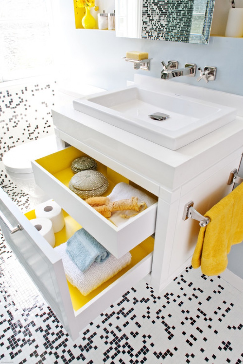 Żółte i czarne dodatki występują w łazience jako małe, choć wyraziste akcenty. Mocno kontrastują z dominującą bielą we...