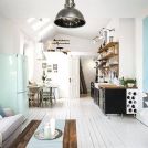 Biała drewniana podłoga w salonie i kuchni