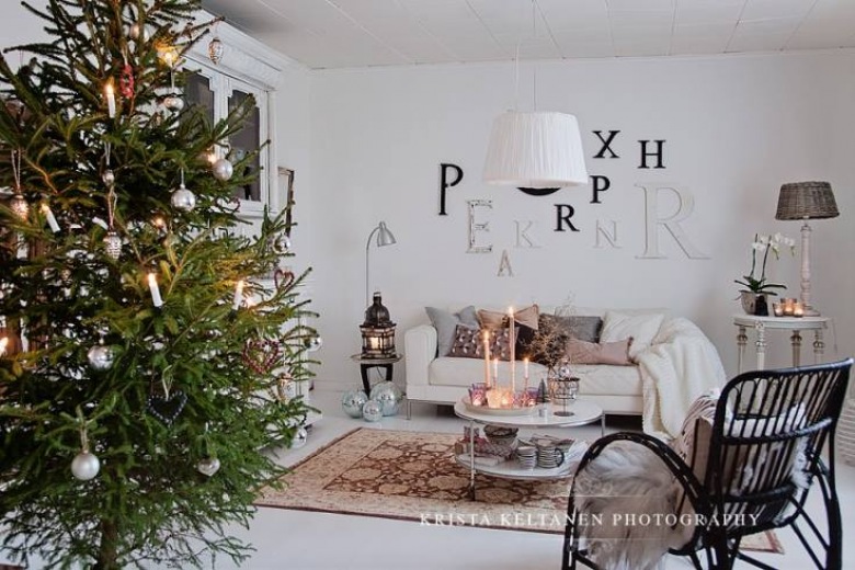 Radosna aranżacja świąteczna w stylu skandynawskim - białe tło wnętrza jest wspaniałą bazą do wyeksponowania soczystej...