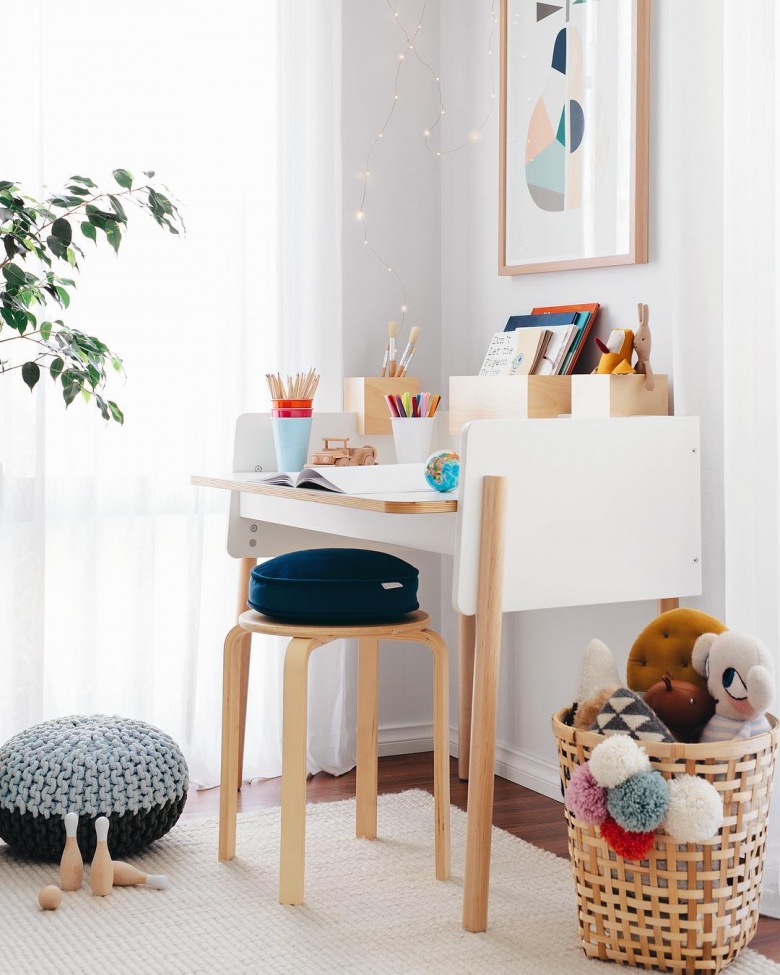 W pokoju dziecięcym przewidziano kącik do nauki i czytania. Białe biurko z drewnianymi nóżkami ma prostą formę, a...