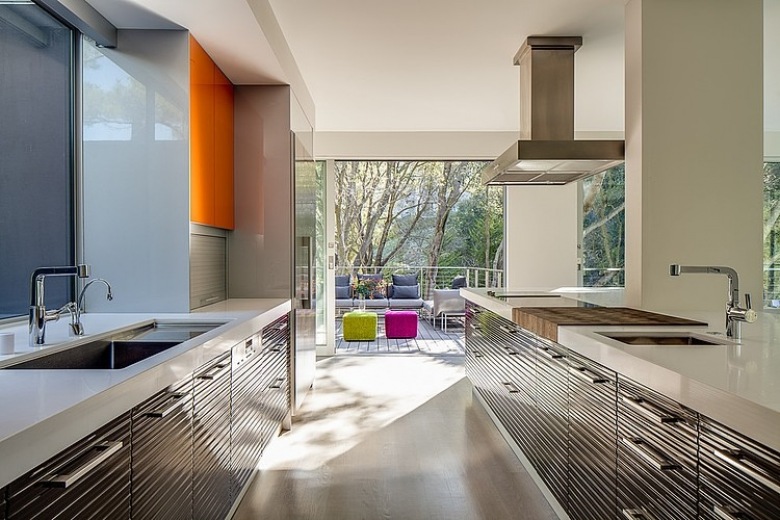 nowoczesny, modernistyczny dom, który rzeka prostota i łagodnością w zespoleniu szarości z barwami pomarańczy i fiolet....