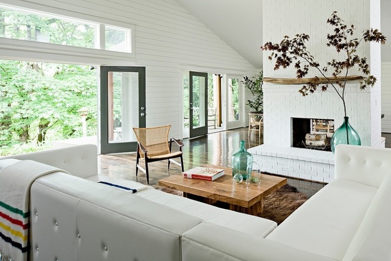 po prostu piękny dom ! mieszanka stylu skandynawskiego - biel, turkusy i krzesła - z rustykalnymi detalami - ciosane,...