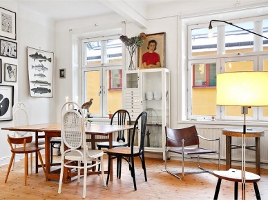 Różne krzesła z historią przy jednym stole i osobliwa galeria dekoracji na ścianie w jadalni (21871)