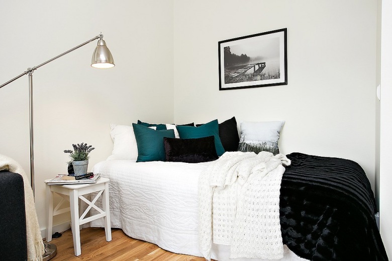 Szmaragdowo-niebieskie , czarne i białe poduszki w dekoracji łóżka (23547)