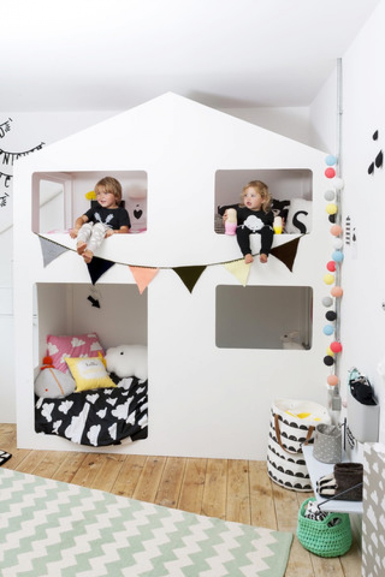 Bardzo ciekawy pomysł na miejsce do spania w pokoju dziecięcym. Konstrukcja na kształt domku wnosi nie tylko mnóstwo...