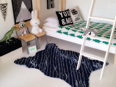 Biała podłoga i ściany, czarne grafiki i biało-czarne poduszki,dywan ze sztucznego futerka i narzuta w zielone choinki (26401)