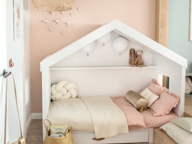 Pastelowy pokoik dziecięcy z drewnianą podłogą i łóżkiem-domkiem (56492)
