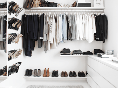 Proste półki i drążki na wieszaki z ubraniami i na buty w garderobie (21356)