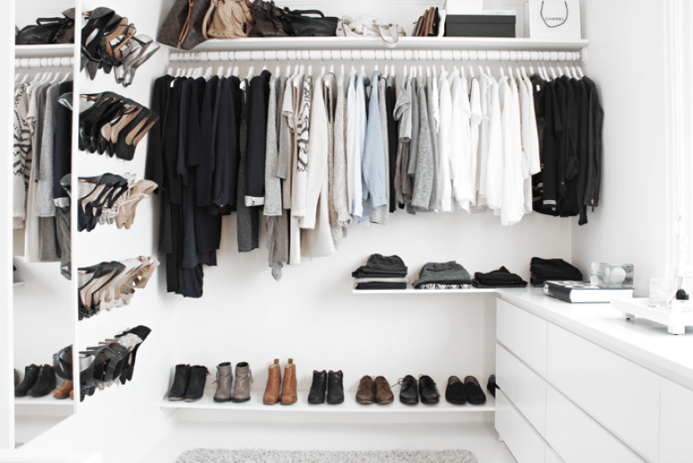Proste półki i drążki na wieszaki z ubraniami i na buty w garderobie (21356)