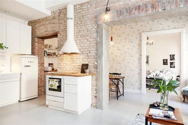 Ściana z cegieł i biała podłoga w aranżacji kuchni (42127)