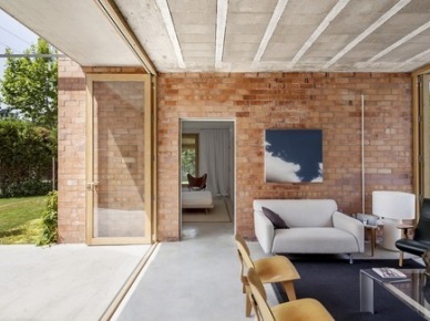 Przeszklony salon z czerwonej cegły z betonową posadzką i składanymi przesuwnymi ścianami ze szkła i drewna (22899)