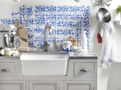 Biało-niebieska glazura na ścianie w skandynawskiej kuchni (23921)