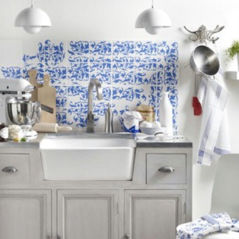 Biało-niebieska glazura na ścianie w skandynawskiej kuchni (23921)