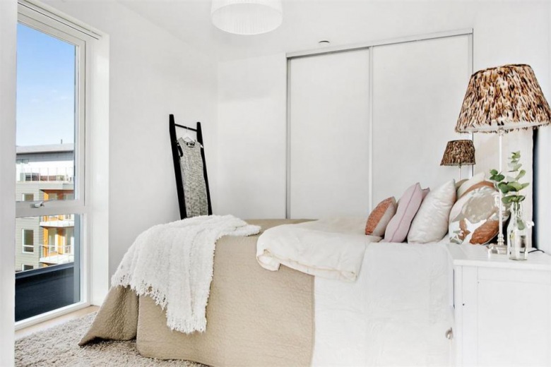Biała minimalistyczna sypialnia w skandynawskim   stylu z pastelowymi dodatkami w kolorach ziemi (28429)