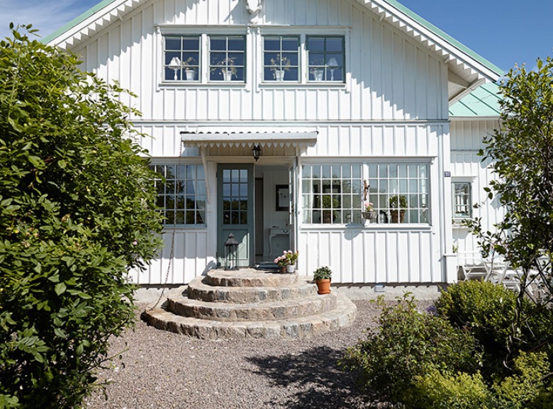biały domek w śnieżnobiałej aurze w Szwecji - to powrót do dwudziestych lat XX wieku, kiedy ten dom  powstał. Po gruntownym remoncie zyskał przede wszystkim nowy biały kolor. Tu prawie wszystko jest białe, łącznie z meblami, a dzięki powiększeniu okien stał się jedna wielką werandą pełną ciepła i uroku. Dom wygląda , jakby tu trwały wieczne wakacje...