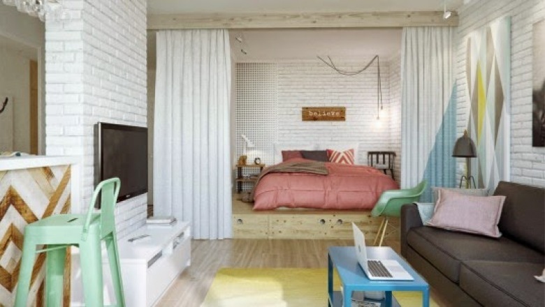 Łóżko na podestach z szufladami oddzielone zasłonami w otwartej zabudowie małego mieszkania (28531)