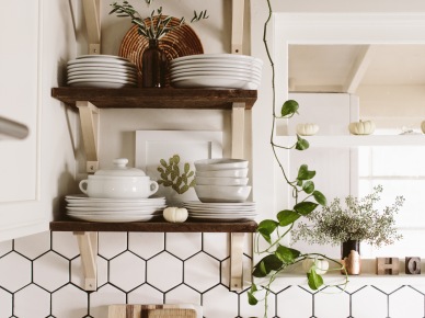 Białe naczynia i kwiaty na drewnianych półkach w kuchni (55977)