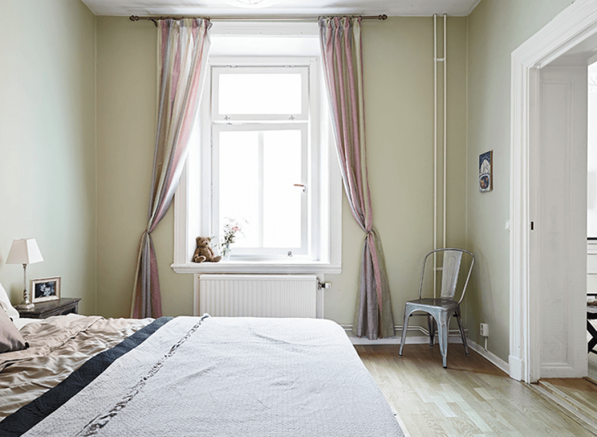 Pastelowa aranżacja sypialni z różowo-szarymi zasłonami na oknie (21076)