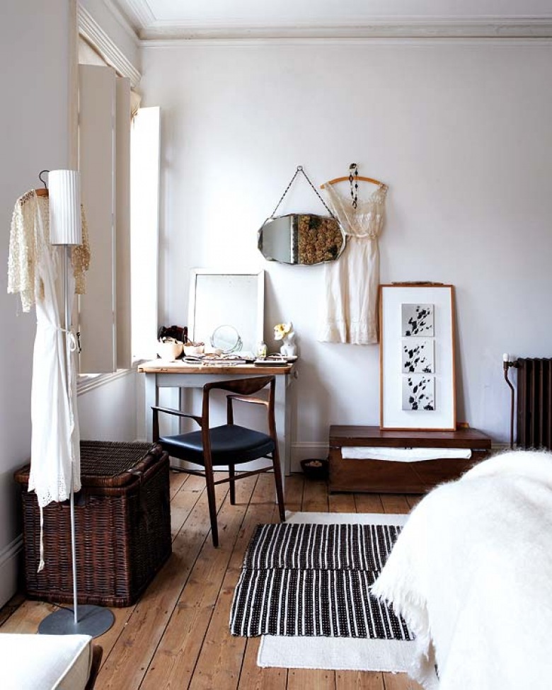 Wiklinowy kufer, francuskie lustro i grafiki w sypialni (20130)