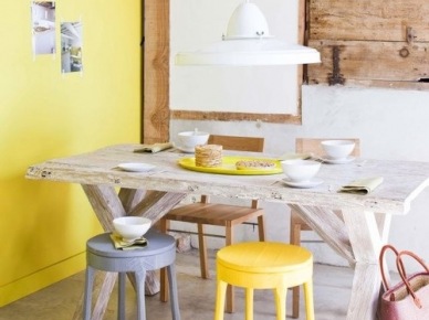 Żółta ściana i taboret w aranżacji skandynaskiej kuchni z drewnianą ścianą i belkami (22262)