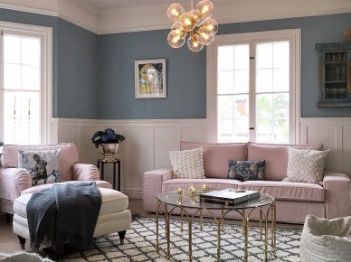 Oryginalna lampa i różowa sofa w salonie (52706)