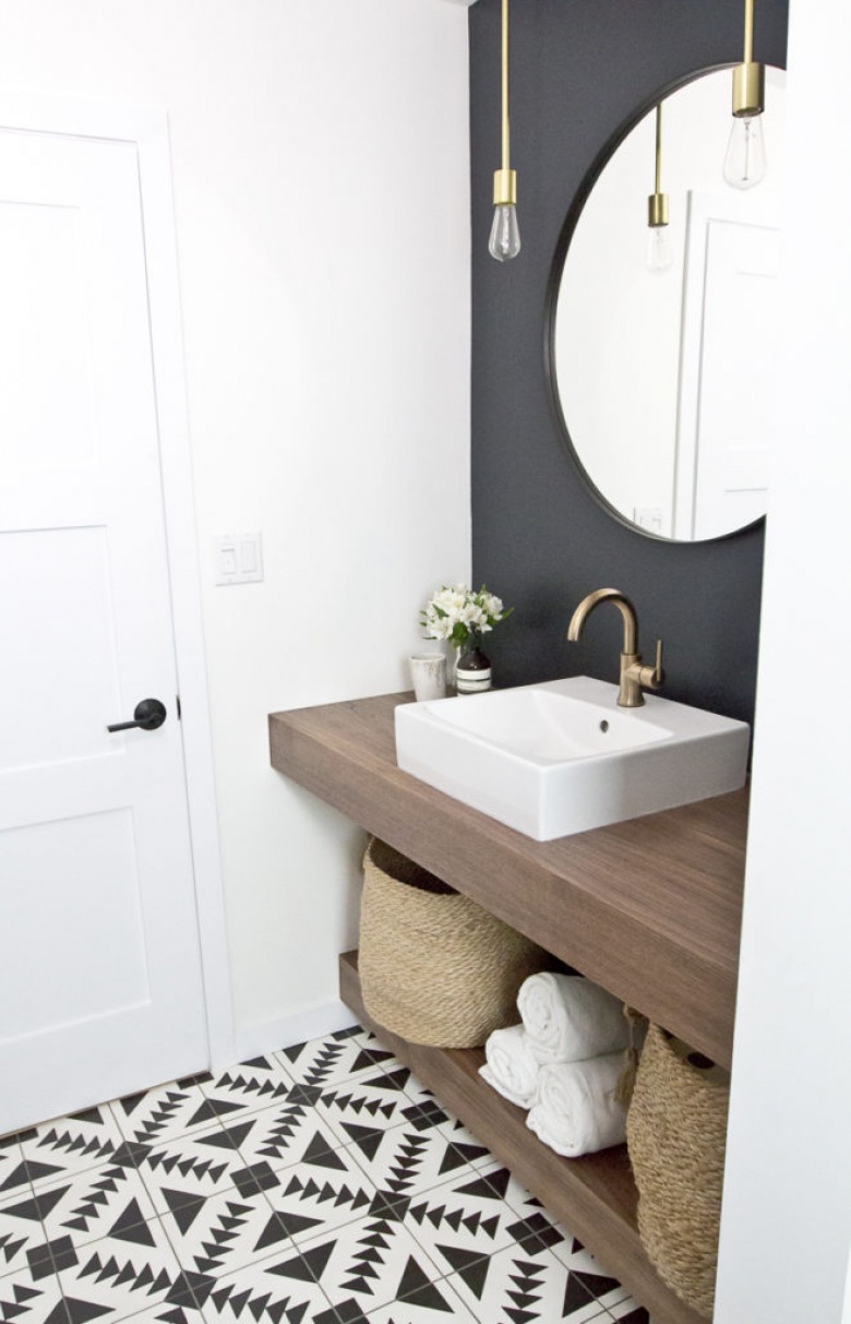 Before & after małej łazienki ze wzorzystą podłogą, czarną ścianą i złotymi dodatkami (54414)