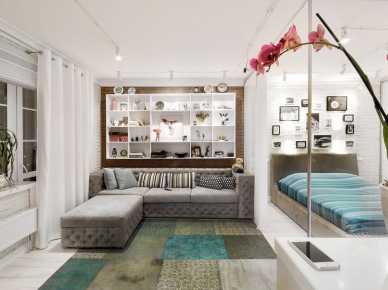 Nowoczesny salon razem z sypialnią oddzieloną szklaną ścianką,dywan turkusowy vintage,szara sofa (28198)