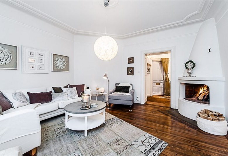 Białe skandynawskie mieszkanie o nieregularnym kształcie z cudowną podłogą z ciemnego drewna! (36776)