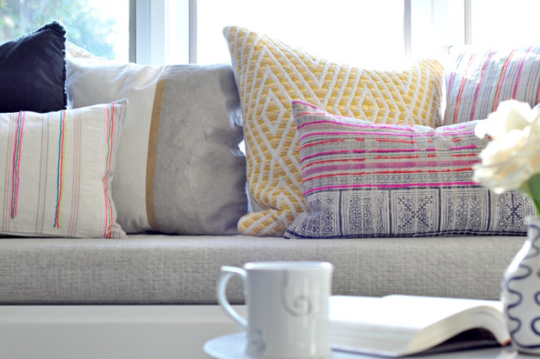 Rozmaite poduszki o różnej wielkości, wzorach i kolorach dekorują znacząco przestrzeń. Umiejscowione na leżance w oknie...