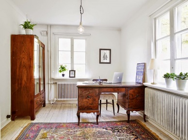 Żarówka na kablu,drewniana witryna,stylowe biurko na kabriolowych nóżkach i perski dywan na podłodze z naturalnego drewna (26006)